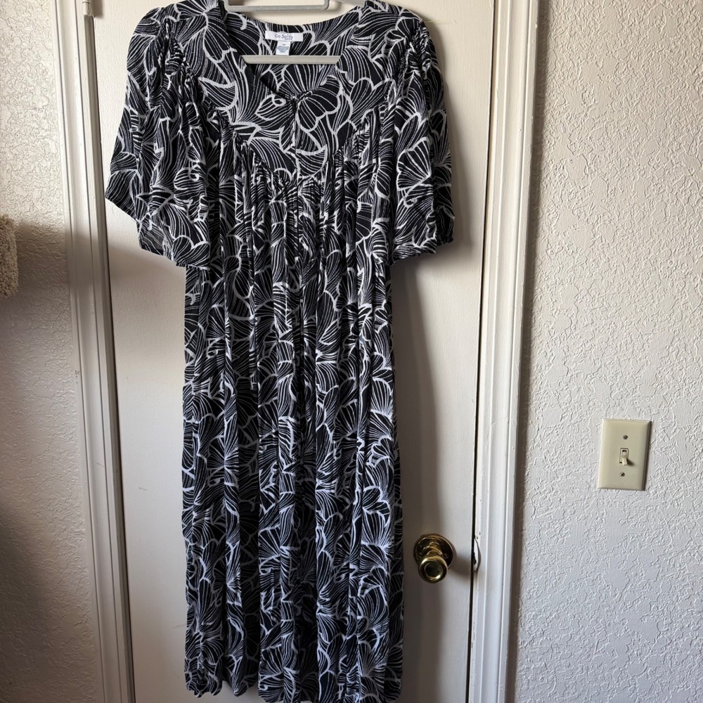 Go Softly Patio Womens Floral Rayon Muumuu House Dress zipper robe Medium